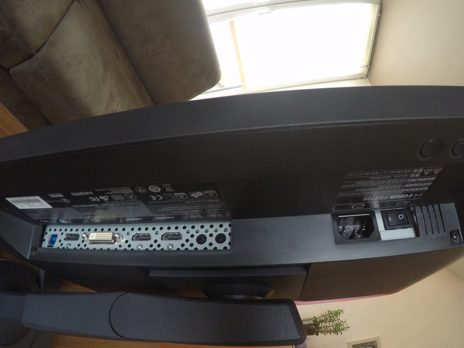 Anschlüsse des Eizo Foris FS2735: zwei HDMI, DisplayPort, DVI, USB-Hub, Klinke